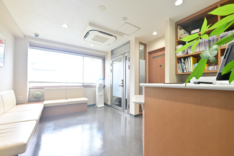 吉祥寺南歯科口腔外科 武蔵野市 温かな日が差し込む待合スペース