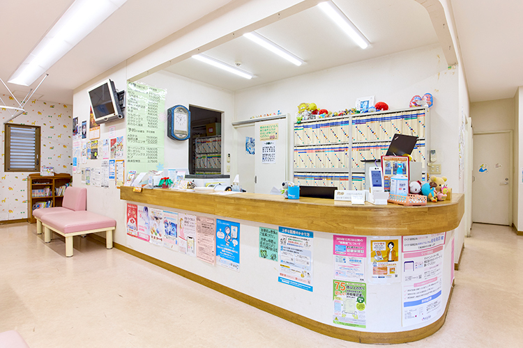 林こどもクリニック 高座郡寒川町 受付ではスタッフが温かく迎える