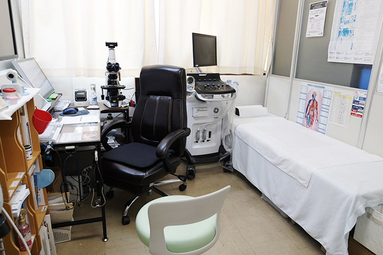 信濃町診療所 Clinica Medica 新宿区 診察室。患者が話しやすいよう配慮している院長