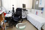 信濃町診療所 Clinica Medica 新宿区 診察室。患者が話しやすいよう配慮している院長