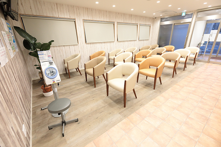 千葉四街道胃腸肛門内視鏡クリニック 四街道市 院内は木目調でカフェのような雰囲気