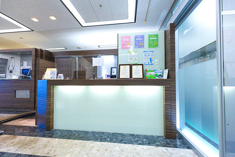 新宿パークタワー歯科 新宿区 落ち着いた色調でまとめられた受付