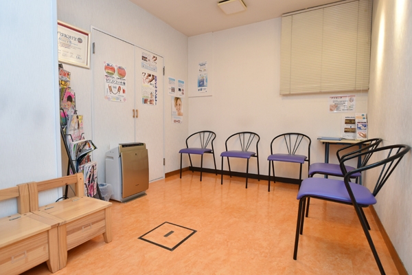 広々とした待合室は暖色の光で安らげる 151227 ma 3 1437641645