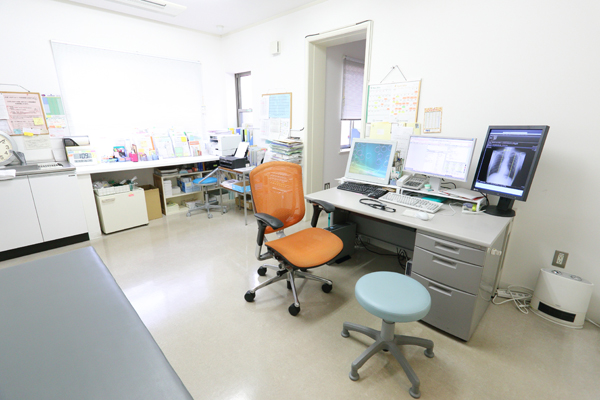 明るく清潔感のある診察室 3