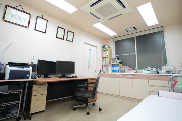 シンプルで整った診察室で、上床先生が向き合ってくれる