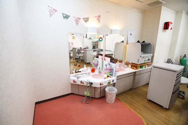 保護者が子どもの仕上げ磨きの練習を行うスペースも用意している 116651 ma 3 1448515096