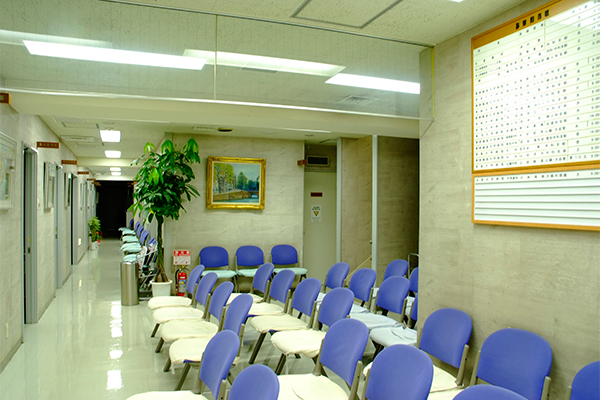 クリニックの待合室。毎日たくさんの人が訪れる 3