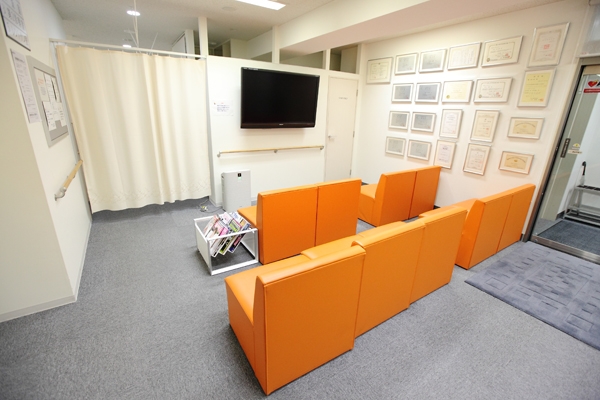 広々とした待合室には、各先生の資格証を掲示 27100 ma 3 1358489408