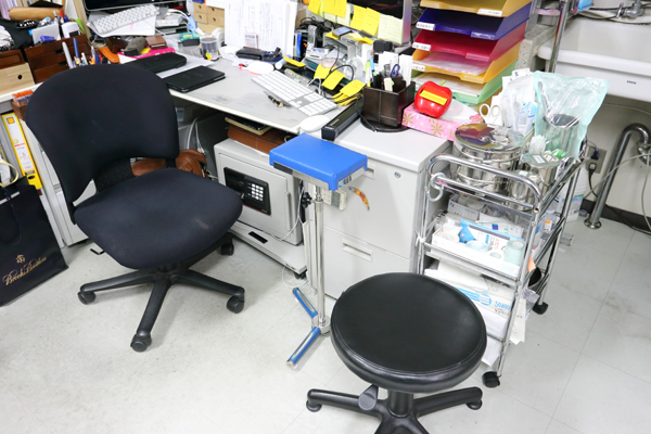 診療室。会話を重視した診療と共に在宅医療にも対応 3