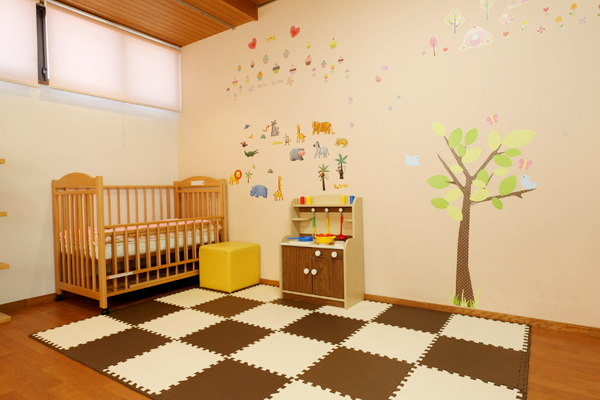 キッズスペースも広くとっており、子どもも楽しんで待てる 3