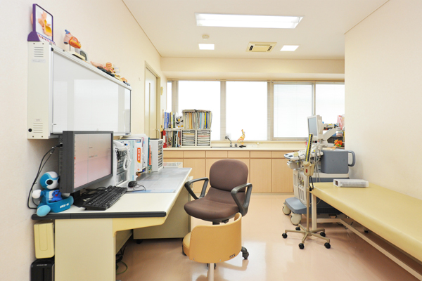 優しい口調で話をする西村院長が親身になって診察をしてくれる Cs3