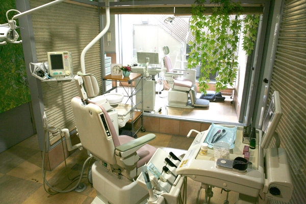 地下にありながら外光が差し込む院内は、隠れ家のような雰囲気 3