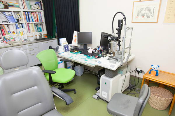 眼科分野では、診察はもちろんさまざまな検査機器も充実している 3