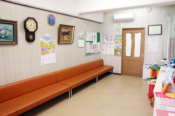 子どもたちがたくさん座れる広々とした待合室 13327 ma 3 1348715385