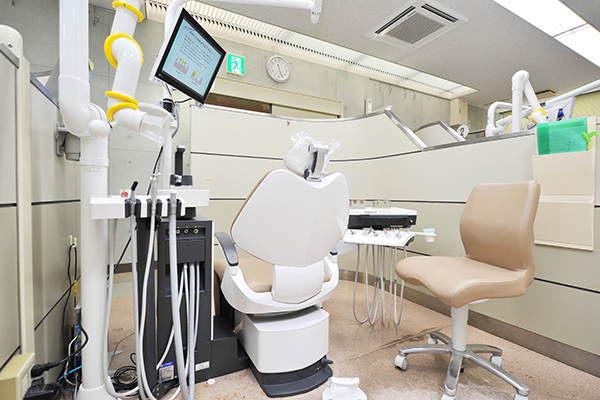 診療室。モニタ―を使いながら丁寧な説明を心がけている 3