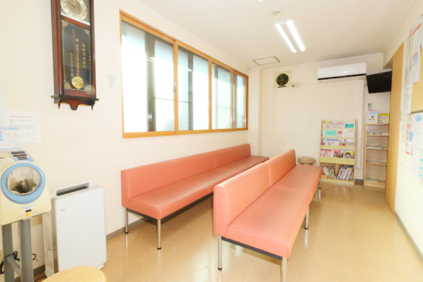 清潔感があり居心地の良い待合室 3
