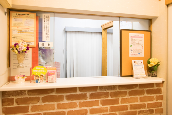 受付では明るく親身に対応してくれる 3