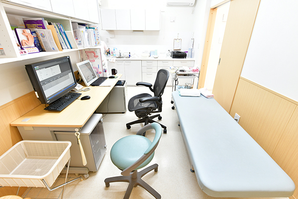 待ち時間軽減のため診察室を2室設けている 3