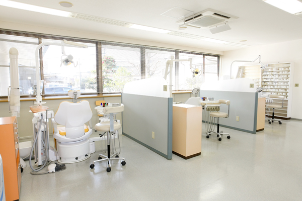 広々とした診療室は明るく、滅菌にもこだわる C3