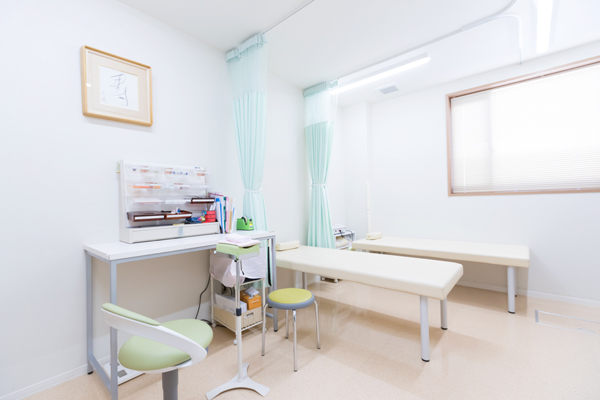 処置室。院長のモット―は1回の診療で、ひと笑いしてもらうこと Cs3