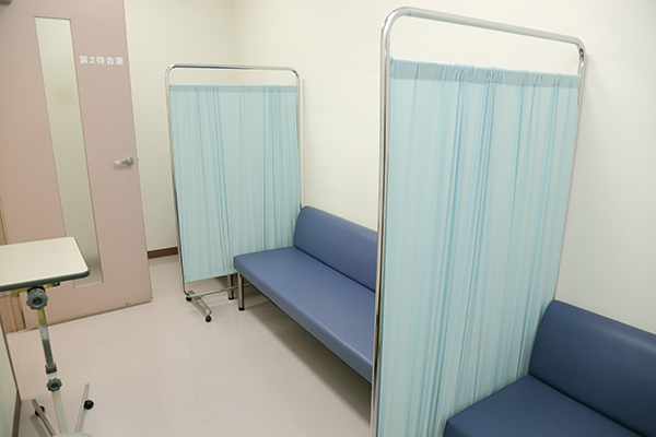 感染症の患者には中待合室も用意されており、院内感染を予防 3
