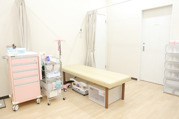 患者の導線を広く取っているため圧迫感は一切ない 3