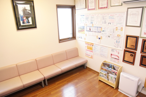 待合室には「はははの新聞」が掲示され、和める雰囲気 22441 ma 3 1385544022