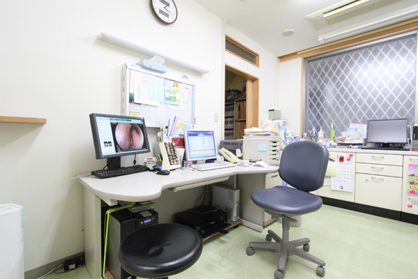 患者の話をじっくり聞く診察室 Cs3