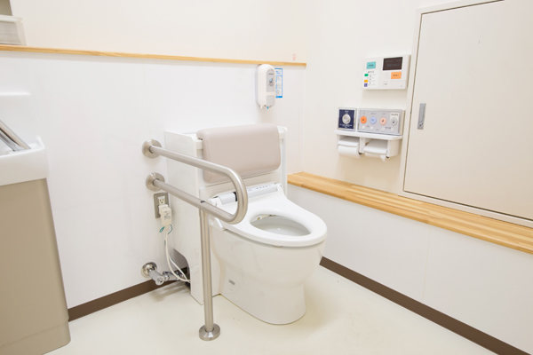 尿流検査機の付いたトイレを使い、排尿の様子を調べられる 3