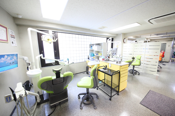 広々とした院内。圧迫感なく治療が受けられる 3