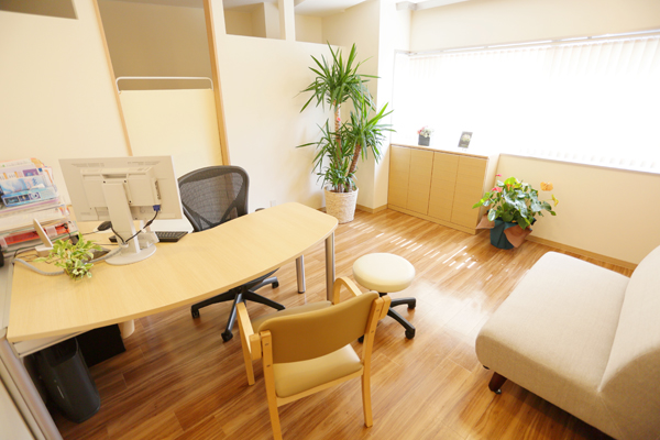 院長の大迫先生は、優しく熱心に患者の話を聞いてくれる 3