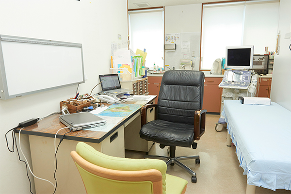 患者の不安や考えをしっかり聞きながら診療をしている診察室 3