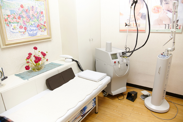 レーザー治療機などもそろい、美容皮膚科にも対応 3