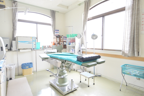 大きな窓から陽光が差し込む処置室 13304 ma 3 1372324923