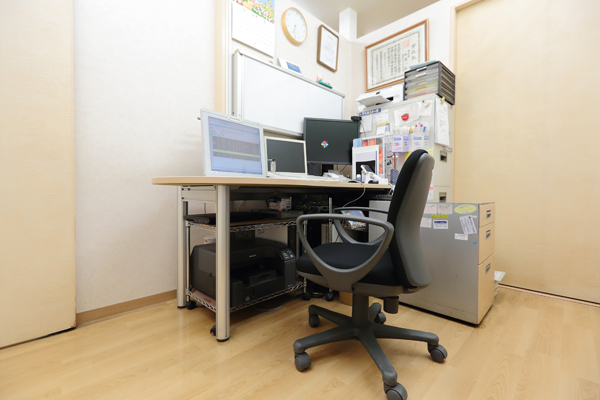診察室では患者の相談をじっくり聞く Cs3