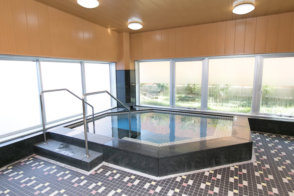 明るい日差しが差し込む大浴場 3