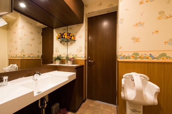かわいらしい壁紙のトイレは清潔感があり、ベビーチェアも設置 26282 ma 3 1438570402