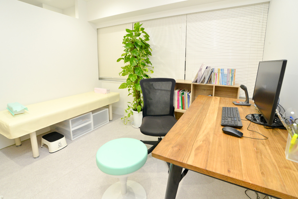 診察室では患者の話をじっくり聞く Cs3
