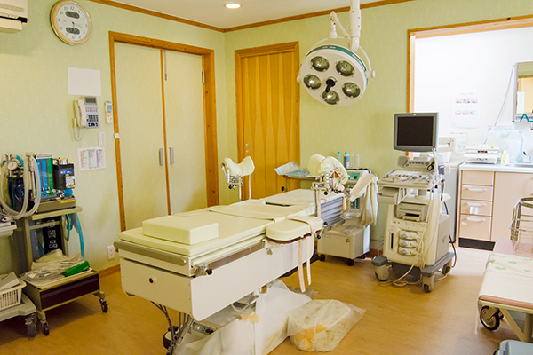 ほとんどは居室での出産だが、手術室も備える 3