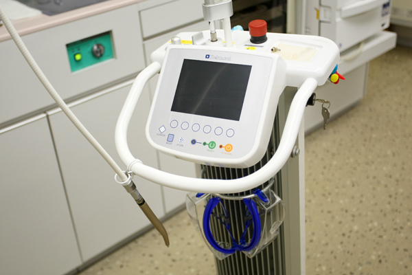 CO2レーザーを使用し、施術の時間短縮やストレス軽減を行う 3