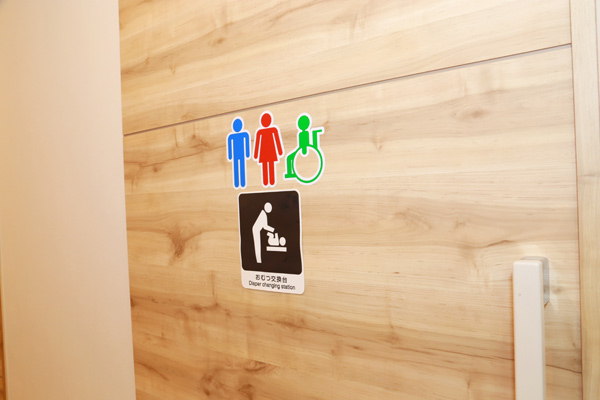 全面バリアフリーでトイレも車いすのままで入室可能だ 3