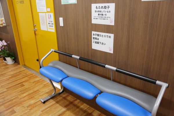 骨折している人や腰が痛い人のために、専用の椅子も用意 173967 ma 3 1430382886