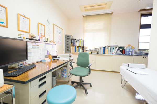 日本神経学会神経内科専門医である院長が診察にあたる C 3