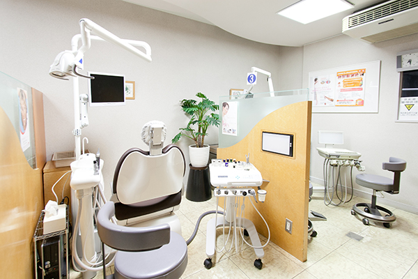 プライバシーに配慮し、半個室になっている診療室 3