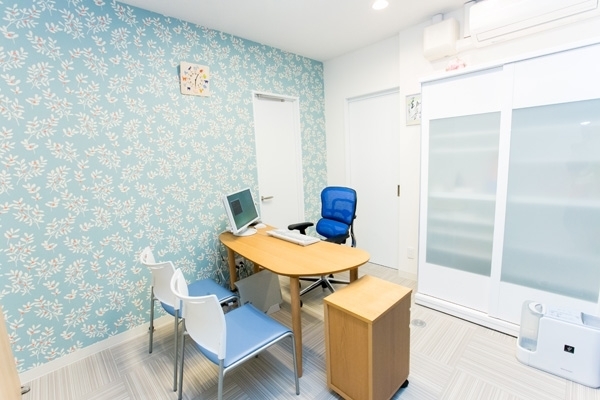 診察室は2部屋。目の前には並木道の緑が広がっている 172766 ma 3 1424759699