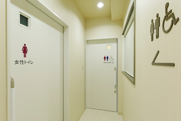 広々としたバリアフリーの院内。女性用トイレも用意されている 3