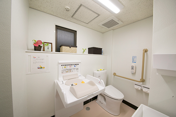 トイレにはおむつシートや替えおむつが設置されている 3