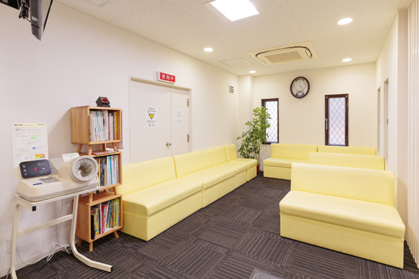 広々とした待合室には、雑誌やテレビがありリラックスできる 3