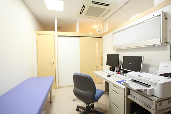 診療室。消化器系が専門なので少しでも不安があれば相談したい 3