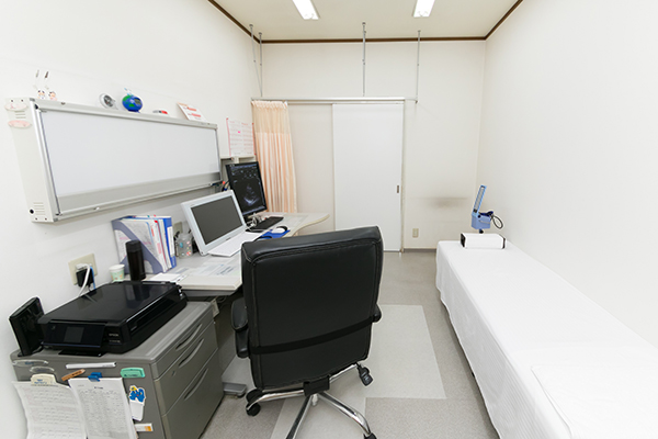 患者一人ひとりに合わせて丁寧に診察を行う 3